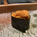 匠 進吾 - 養殖の物足りなさはまったく感じさせない馬糞雲丹。