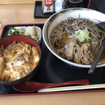 そば処 蕃山 - 冷たい肉そばと親子丼のセット。