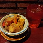 お通しとさんぴん茶　各 440円(税込)