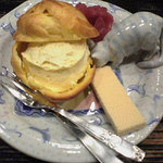 古瀬戸珈琲店 - シュークリーム、食べられてます（笑