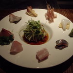 割烹 しらこ - おまかせA⑥：お造り9点盛り（中央はカツオたたき）