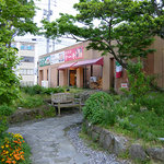 外観　ハーブがたくさん生えてて嬉しくなります♪