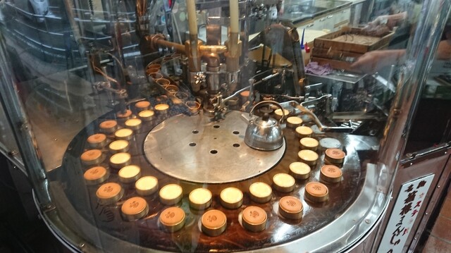 『子供ならずとも見入ってしまう！自動カステラ饅頭製造機♪』by 山海美味 : 菊川商店 （きくかわしょうてん） - 箱根湯本/和菓子 [食べログ]