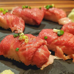 肉と日本酒 ときどきワイン 船橋ガーデン - A5和牛炙り寿司980円