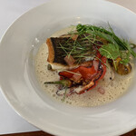 ビストロ モン.シュマン - 天然スズキと帆立貝柱のポワレ、ノイリー酒の白ワインソース