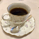 ブラッスリ 風間 - 食後のコーヒー。小菓子はひとくちパウンドケーキ。可憐なカップで食事の最後まで心踊る気持ちに。