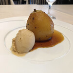 ブラッスリ 風間 - ブランデー梨のロースト　バニラ・白ワイン・黒胡椒・エルブドプロヴァンスの香り　キャラメルアイス添え。何十年もお出しになっているという秋のデセーのスペシャリテ。いただけてよかった❣️✨