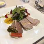 ブラッスリ 風間 - 本日のシャルキュトリは、旨味たっぷりのハム、味わい深いパテ、季節が香る鴨のロースト