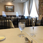 ブラッスリ 風間 - とても静かにフレンチアコーディオンが流れてます