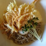 カフェ リトルキッチン ハヤマ - 秦野産蕎麦。温玉、海老天、エノキ天入り。