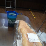 モンペリエ - 料理写真:「湯捏ねバゲット」小麦と酵母と塩のみのシンプルさ