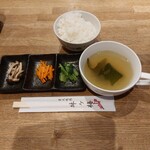 炭火焼肉 牛ヶ梅 - 定食のナムル、スープ、ライス