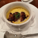 ル ヴェール フレ - スープ
      甘めの野菜のスープに酸味のアクセントが有りフォワグラのソテーが乗っています