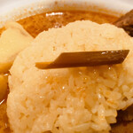 ハル　スリランカ - カリーに入ってのは何か
香辛料のレモングラスの葉っぱ？