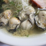 自家製麺 ら～めん かり屋 - 手前に牡蠣ペースト投入