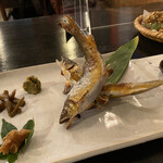 郷土料理ともん - 鮎の塩焼き〜１匹を子持ちにしてもらう
      つけ合わせは蕗味噌、伽羅蕗、キノコを甘めに炊いたやつ