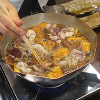 柚木元 - 熊とジゴボウ、クリタケ、クリフウセンダケ、ヌメリスギタケモドキ鍋