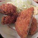 地酒と和食 はしごや - キャベツ入りメンチカツとカキフライのアップ