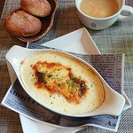 Cafe 日和 - ４種の無添加チーズ（ゴーダ、サムソー、ブルー、パルミ）ポテトグラタン 　　　　自家製パン２つ付き　1,000円