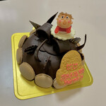 モン・プレジール - ホールのチョコレートケーキと追加のマジパンのポニョ