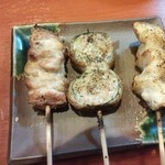 炭焼き工房 鷏 - 左〜せせり200円豚しそ300円ぼんじり200円