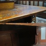 遠太 - 上段：使いこまれたカウンター、下段カウンター下