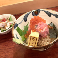 銀座 鮨 たじま - ぜいたく海鮮丼+イクラトッピング、小鉢、味噌汁付き