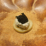 グルマンディーズ - キャビアのブリニ