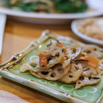 宝来家 - 【韭菜豬肝（ニラレバ、ぶたきもとこみらのいためもの）套餐（きまりめし）】、"金平藕（はちすのねのきんぴら）"