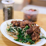 宝来家 - 【韭菜豬肝（ニラレバ、ぶたきもとこみらのいためもの）】、"韭（こみら）"＋"糵（もやし）"