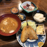 魚と酒 はなたれ - 真あじフライ、刺身五種定食@900円