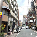 Autentico - お店の周囲　お店は左手のビル