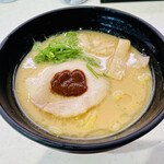 Kappasushi - 豚骨臭は抑えられているが塩味が強い。焼豚は柔らかいが脂が多い、メンマはコリ柔。