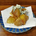 串焼き 巴 - インカのめざめフリットブルーチーズかけ（450円）