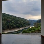 立木音楽堂 - ステージの背景が景色。ガラス張り。