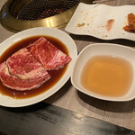 焼肉の名門 天壇 - 天壇ロース1皿。出汁で食べます。
