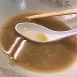 ラーメン二郎 - スープはやや乳化気味