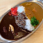 カレーの店 SPICE - ミックスカレー エッグ入り
            ビーフ(中辛)&チキン(辛口)カレー 730円