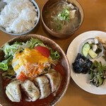 narakitamachishokudouirusorri-zoderrafa-miria - 日替わりランチ(おばんざい定食) 。サラダのドレッシングがおいしかった。味噌汁の具はキャベツ、もやし、ベーコン。