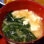 とり将 - 味噌汁は豆腐とワカメがタップリ。普通に美味しい味噌汁でした。