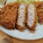 とんかつ燕楽 - 薄めのロース肉です