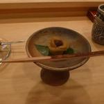 日本料理　百屋 - 林檎スライスの甘露煮を使った花形和菓子