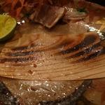 日本料理　百屋 - 杉のソギ敷きを炙って