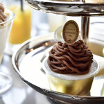 ラデュレ サロン・ド・テ - 【栗尽くし Afternoon Tea ”Marron"＋栗と洋梨のミニパルフェ】モンブラン