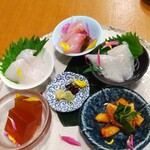 Hokkaidoubussan - お通し。刺身×３、イカとアワビ茸、煮こごり