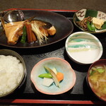 海鮮茶屋 魚吉 - 煮魚定食（ぶりかま）