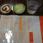 東京 京橋屋カレー - カレーに付いてくるサラダとヨーグルトとメニュー