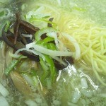 ラーメン森林 - 塩ラーメンのアップ