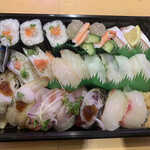 Sushi Maru - 好きなお寿司を詰めれるって最高ですよね。写真は2人前になります。