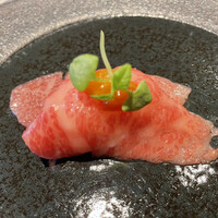 渋谷鉄板焼きOKANOUE - 黒毛和牛トモサンカク　牛寿司